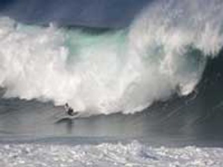 ஹவாய்: அதிக உயரத்தில் பொங்கும் கடல் அலைகள்