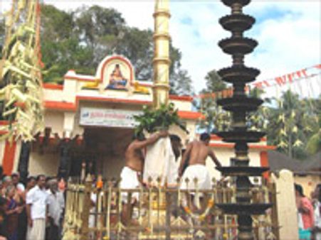 அச்சன்கோவில்: ஆபரண பெட்டிக்கு பக்தர்கள் வரவேற்பு