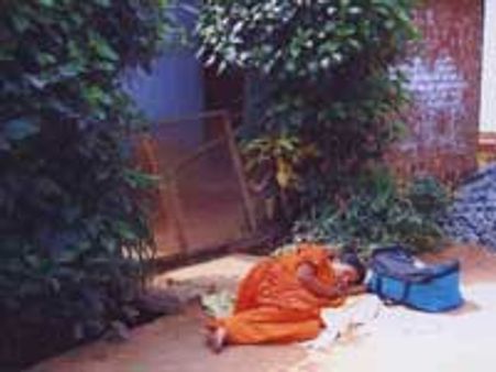 கணவர் வீட்டு முன் படு்த்து உண்ணாவிரதம்!