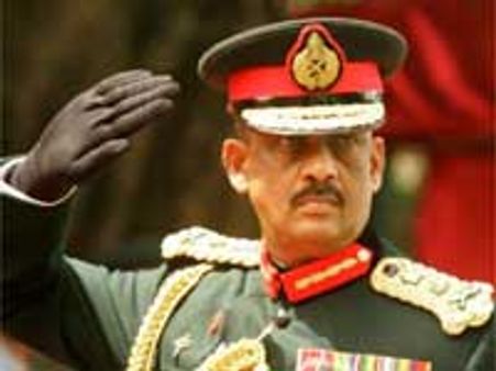 ராஜபக்சேவை குடும்பத்துடன் கொல்லத் திட்டமிட்டிருந்தார் பொன்சேகா-இலங்கை அரசு பரபரப்பு புகார்