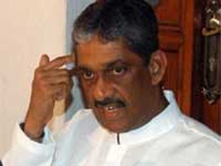 என் மீதான கட்டுப்பாட்டை ராஜபக்சே நிறுத்தாவிட்டால் ரகசியங்களை வெளியிடுவேன் - பொன்சேகா