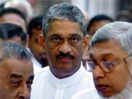 பொனசேகா, ரணில் கொழும்பில் போட்டி?