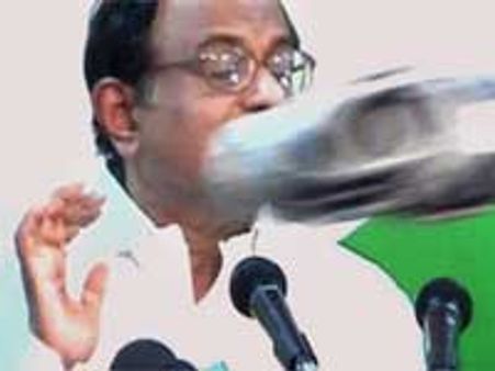 ப.சிதம்பரம் மீது ஷூ வீசிய சீக்கிய பத்திரிக்கையாளர் தாக்கப்பட்டார்