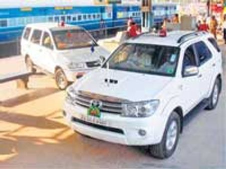 ரயில்வே பிளாட்பாரத்தை சாலையாக மாற்றிய தேவெ கெளடா