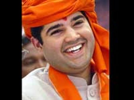 பாஜக நிர்வாகிகள் பட்டியல் வெளியீடு-செயலாளரானார் வருண் காந்தி