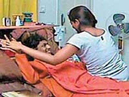 நித்தியானந்தாவின் அமெரிக்க விஜயங்களில் நடிகைகளின் நிர்வாண நடனம்?