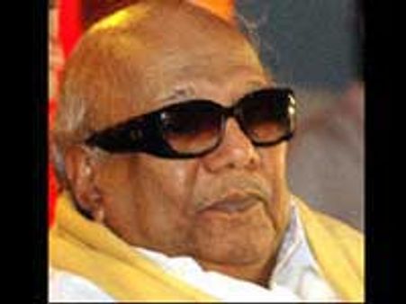 ஜெ., ஸ்டாலின், ராமதாஸைத் தொடர்ந்து கருணாநிதி காரிலும் போலீஸ் சோதனை