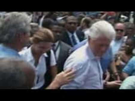 ஹைதி மக்களிடம் கைகுலுக்கிவிட்டு கிளிண்டன் சட்டையில் கை துடைத்த புஷ்!