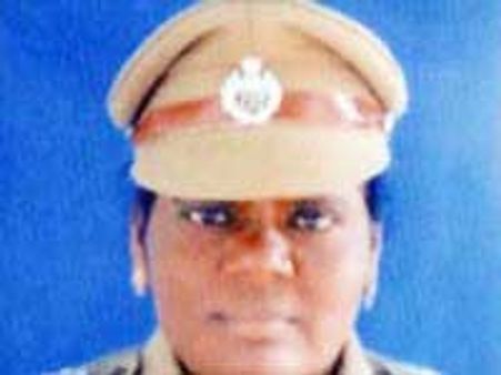 மைக்கில் ஆபாசமாக பேசிய பெண் டிஎஸ்பியை முற்றுகையிட்ட கிராமமக்கள்