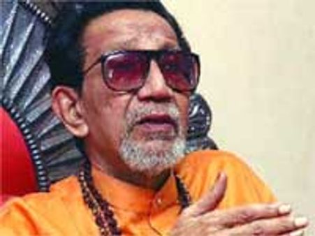 அமிதாப் பச்சன் என்ன திருடனா, தீவிரவாதியா? - காங்.குக்கு தாக்கரே கண்டனம்