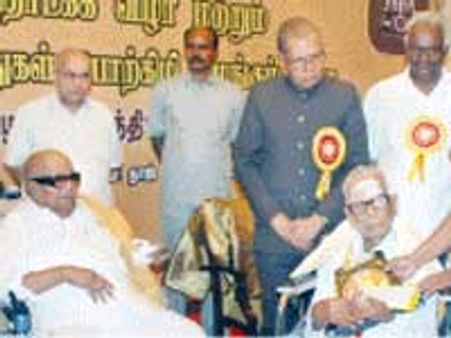 அடிகளாசிரியருக்கு தொல்காப்பியர் விருது - வழங்கினார் கருணாநிதி