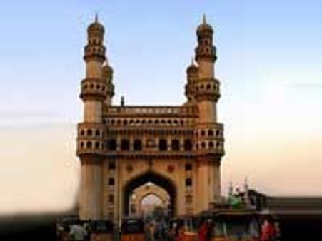 ஹைதராபாத்தில் சட்டம் ஒழுங்கு மோசமடைகிறது - மதக் கலவரத்தால் பதட்டம்