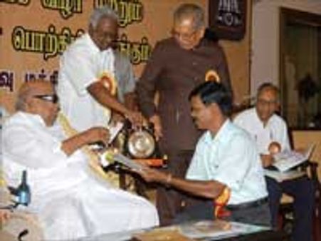 முனைவர் மு.இளங்கோவனுக்கு இளம் அறிஞர் விருது