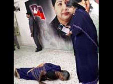 அதிமுகவுக்கு வரலாறு காணாத தோல்வி- டெபாசிட் இழந்தது: தொண்டர் தீக்குளிப்பு