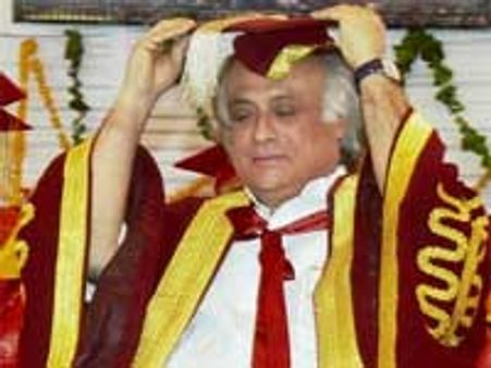 பட்டமளிப்பு கவுன் அணிவது காட்டுமிராண்டித்தனமானது – ஜெயராம் ரமேஷ் ஆவேசம்