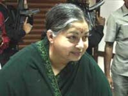 ஓ.பி, செங்கோட்டையன், தம்பித்துரையுடன் சிறுதாவூர் பங்களாவில் ஜெ. ஆலோசனை