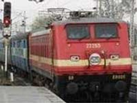 தென் மாவட்ட ரயில்களில் இடமில்லை- ஸ்பெஷல் ரயில்கள் விட்டால்தான் உண்டு