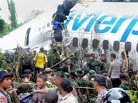 இந்தோனேசியாவில் விமானம் விழுந்து நொறுங்கி 20 பேர் காயம்