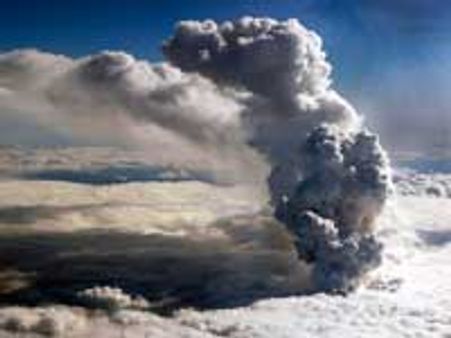 ஐஸ்லாந்தில் எரிமலை வெடிப்பு: வானில் மாபெரும் சாம்பல் மண்டலம்-ஆயிரக்கணக்கான விமானங்கள் ரத்து