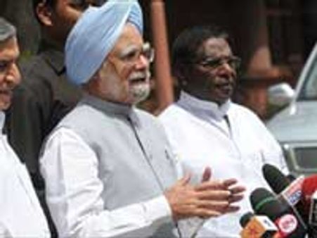 லலித் மோடி தொடர்பாக பிரதமருடன் பிரணாப், ராஜீவ் சுக்லா, சல்மான் குர்ஷித் ஆலோசனை