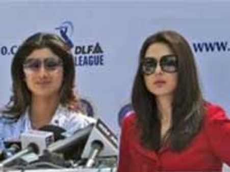 லலித் மோடியை குற்றவாளி போல நடத்துவது தவறு – ஷில்பா, பிரீத்தி ஜிந்தா ஆவேசம்