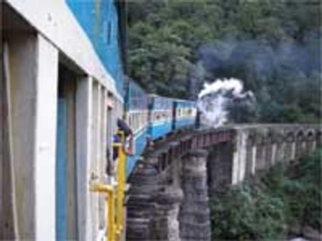 எங்கு பார்த்தாலும் வெள்ளை வெயில் – ஊட்டியை நோக்கி பாயும் மக்கள்