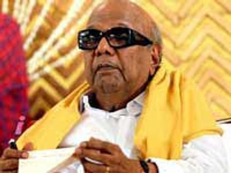 உயர்நீதிமன்றத்தில் கருணாநிதிக்கு கருப்புக் கொடி - வக்கீல்கள் அடிதடி-பதட்டம்