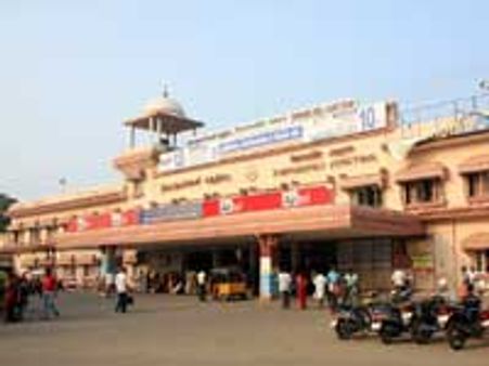 புரோக்கர்கள் பிடியில் சிக்கித் தவிக்கும் தென் மாவட்ட ரயில் நிலையங்கள்