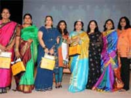 அமீரகத்தில் முற்றிலும் பெண்களே பேசிய மகளிர் தின கொண்டாட்டம்