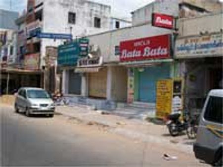 திருப்பூர், கரூரில் பந்துக்கு முழு ஆதரவு-அதிமுக தொண்டர் தீக்குளிப்பு