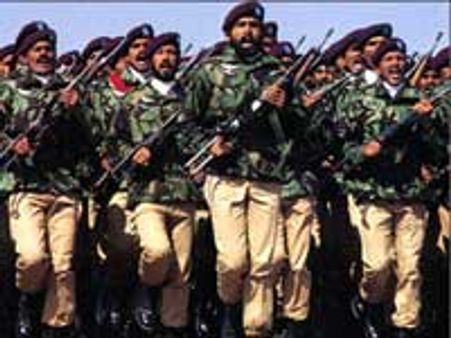 இந்திய எல்லைப் பகுதியில் குவித்து வைத்திருந்த 1 லட்சம் ராணுவத்தினரை அகற்றியது பாகிஸ்தான்