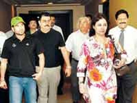 ராஜபக்சே சிபாரிசில் டெண்டுல்கருக்கு கொழும்பு விமான நிலையத்தில் சிகிச்சை