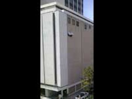 அமெரிக்காவில் விபரீதம்- 7வது மாடியை உடைத்து வெளியே வந்து தொங்கிய கார்