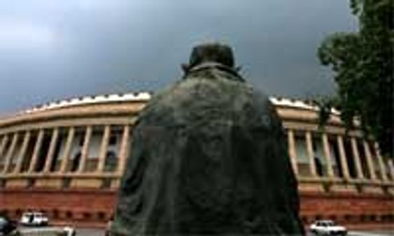 ராஜா, மணிசங்கர அய்யர், சுதீப் பந்தோபாத்யாயாவுக்கு எதிராக பெரும் அமளி - நாடாளுமன்றம் ஒத்திவைப்