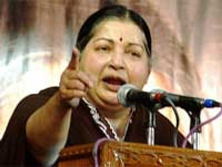 'தலித்': கருணாநிதி மீது ஜெயலலிதா கடும் தாக்கு!