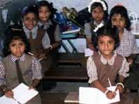 மாவட்டங்களில் பள்ளிகளின் நேரத்தை மாற்றியமைக்க பள்ளிக்கல்வி இயக்குநர் யோசனை