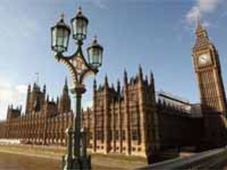 இங்கிலாந்து நாடாளுமன்ற தேர்தல்-யாருக்கும் மெஜாரிட்டி இல்லை: கூட்டணி அரசு அமைக்க போட்டி!