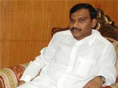 ஸ்பெக்ட்ரம் குறித்த கேள்வி-நிருபர்களை தாக்கிய ராஜா ஆதரவாளர்கள்