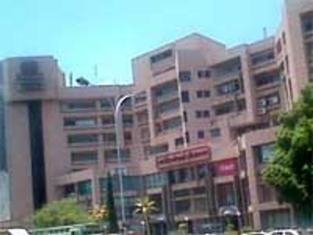 மின்சாரம் வழங்குவதில் முறைகேடு - ஸ்பென்சருக்கு எதிராக கடை உரிமையாளர்கள் போராட்டம்