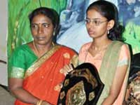 நெல்லை ஏழை மாணவிகள் மாநில அளவில் சாதனை