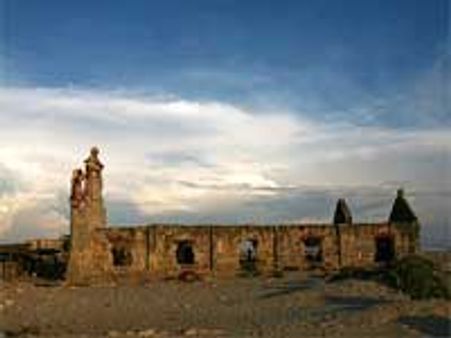 புயலில் கடலில் மூழ்கிய தனுஷ்கோடி கோவில் கோபுரம் வெளியே தெரிந்தது