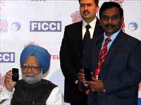 ஸ்பெக்ட்ரம் ஒதுக்கீடு: ராசா மீது எந்த தவறும் இல்லை-பிரதமர் மன்மோகன் சிங்