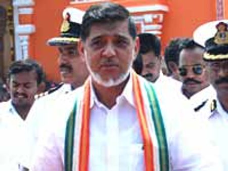 காங்கிரஸ் எம்எல்ஏ வீட்டில் கார்-நகைகள் கொள்ளை!