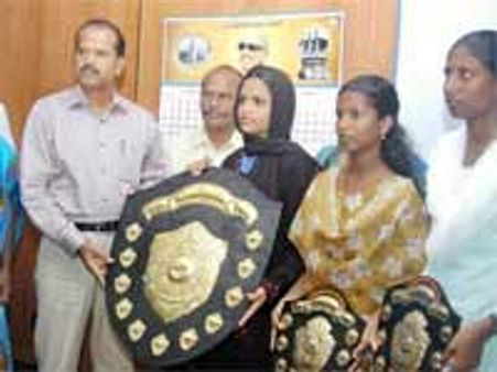 எஸ்எஸ்எல்சி-முதலிடம் பிடித்த ஜாஸ்மின் ஜவுளி விற்கும் தொழிலாளியின் மகள்!