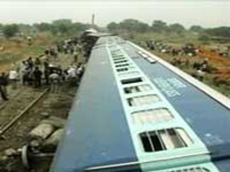 ரயிலை கவிழ்த்த நக்ஸல்கள்: கவிழ்ந்த ரயில் மீது மோதிய சரக்கு ரயில்-65 பேர் பலி