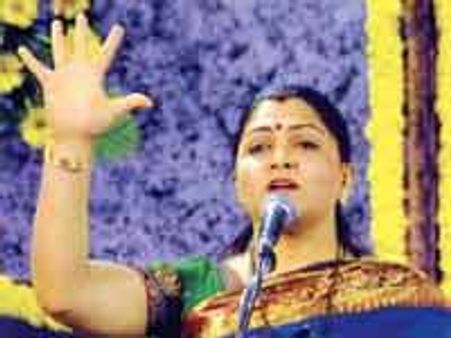 கலைஞரின் அருமை பெருமை எனக்குத் தெரிகிறது, ஜெ.வுக்குத் தெரியலையே - குஷ்பு பேச்சு