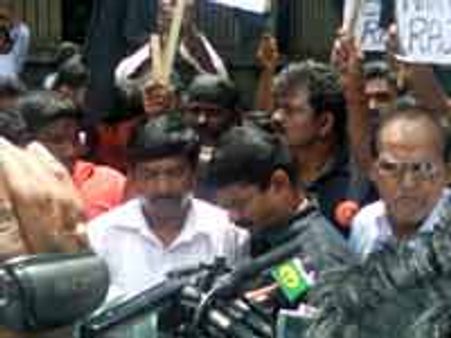 தமிழின எதிரி ராஜபக்சே இந்தியாவில் வந்து ரத்தக்கறையை கழுவப் பார்க்கிறார் - சீமான்