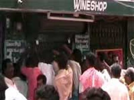 தமிழக-கேரள எல்லை மதுபான கடையில் நிரம்பி வழியும் மாணவர் கூட்டம்