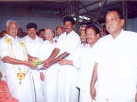 உலக தமிழ் செம்மொழி மாநாட்டை முன்னிட்டு கரூரில் 5000 திருக்குறள் புத்தகம் இலவச விநியோகம்