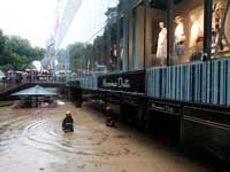 சிங்கப்பூரில் ஏற்பட்ட திடீர் வெள்ளப்பெருக்கு-பல லட்சம் பொருட்களுக்கு சேதம்